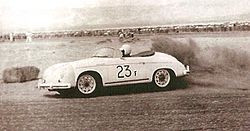 Archivo:James Dean and Porsche Speedster 23F at Palm Springs Races March, 1955