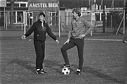 Archivo:Johan Cruijff (links) met hulptrainer Aad de Mos, Bestanddeelnr 931-8418