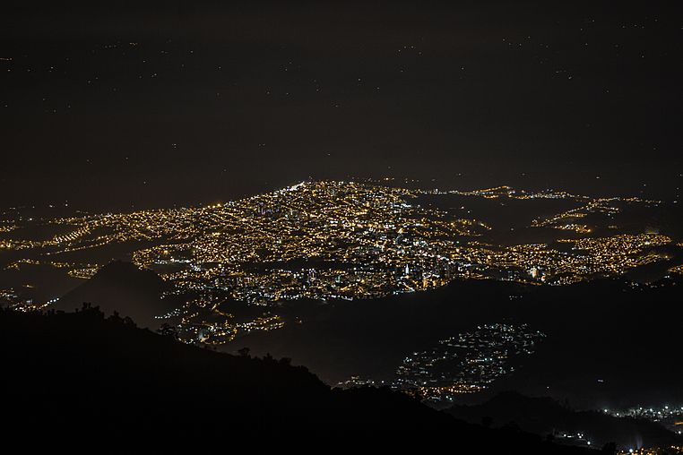Archivo:La colina iluminada, Manizales, desde el cerro Gualí