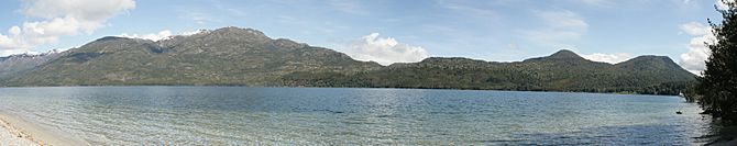 Archivo:Lago Epuyen