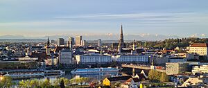 Archivo:Linz Morgensonne und Berge