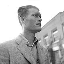 Archivo:Los Angeles, California. Lockheed Employment. A worried applicant waiting to be interviewed - NARA - 532210