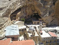 Archivo:Maaloula-St-Thecla from top of rock