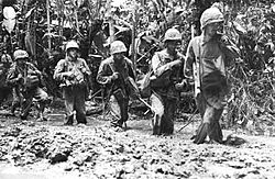 Archivo:Marines on Bougainville