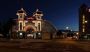 Archivo:Melbourne Luna Park at Dusk