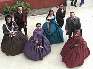 Archivo:Membres de la "Asociación Cantares Viejos-Requena" abans de ballar "Los Lanceros Nuevos" a la presentación de la Regina central de la LXX Festa de la Vendimia