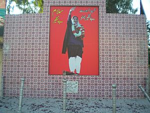 Archivo:Memorail of Benazir Bhutto