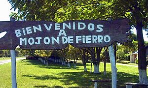 Archivo:Mojon de Fierro welcome sign