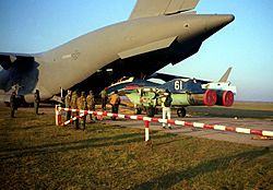 Archivo:Moldovan MiG-29B trainer on C-17 Globemaster III