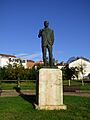 Monumento a Arturo Fernandez en Priañes, escultura de Santiago de Santiago 1999