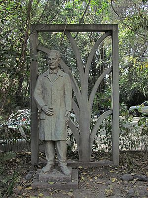 Archivo:Monumento a Miguel Lillo