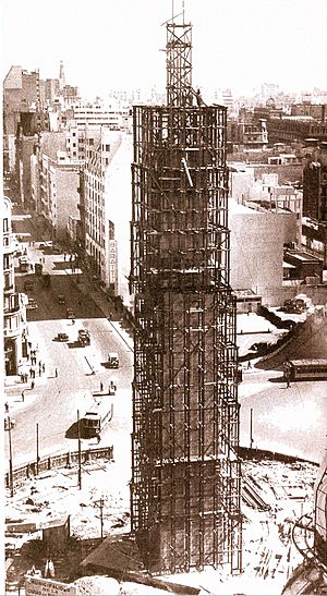 Archivo:Obelisco de Buenos Aires en construcción