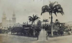 Archivo:Parque Central (Machala, Ecuador 1920)