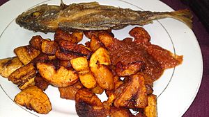 Archivo:Plat simple d'Alloko au poisson frite abidjanais