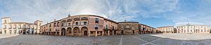 Archivo:Plaza Mayor, Medinaceli, Soria, España, 2015-12-28, DD 73-96 HDR PAN