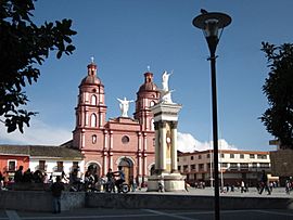 Archivo:Plaza Veinte de Julio en Ipiales (Nariño-Colombia)