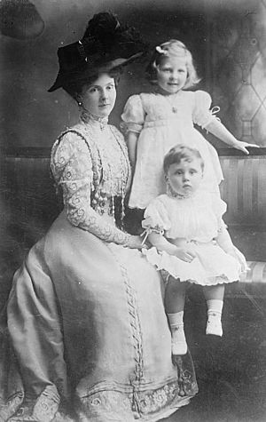 Archivo:Princess Alice, Countess of Athlone with children