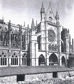Archivo:Restauración fachada sur Catedral de León