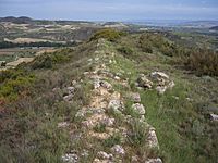 Restos de muro de piedra junto al Castillo de Davalillo