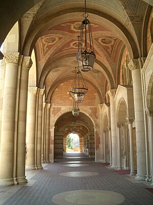 Archivo:Royce Hall, vaulted arches, exterior, UCLA