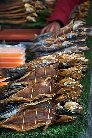 Archivo:Smoked Omul sold at market