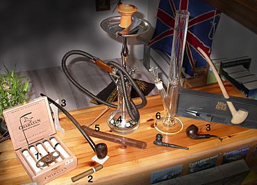 Archivo:Smoking equipment