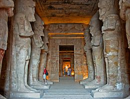 Archivo:Temple of Rameses II, eight Osiris pillars