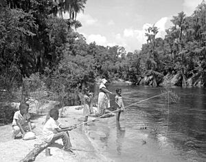 Archivo:Thelma Boltin and the Bryant children fishing along the Suwannee River (7979258047)