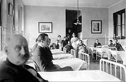 Archivo:Titanic survivors at St. Vincent's Hospital New York 1912