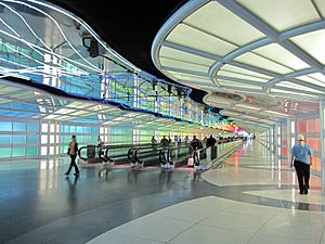 Archivo:United Airlines corridor, Chicago OHare Airport (6196116901)