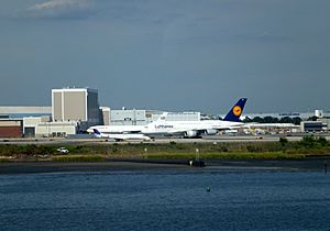 Archivo:110831 A380 JFK Airport New-York