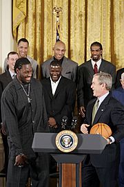 Archivo:2004 Detroit Pistons congratulated by George Bush