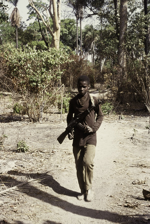Archivo:ASC Leiden - Coutinho Collection - C 40 - Walk from Candjambary to Sara, Guinea-Bissau - Military escort with rifle during trip - 1974