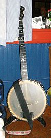 Archivo:Adrienne Young's banjo Little Grill Collective Harrisonburg VA June 2008