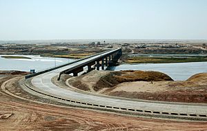 Archivo:Afghanistan - Tajikistan Bridge Completion