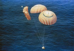 Archivo:Apollo 15 descends to splashdown