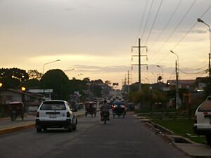 Archivo:Atardecer Avenida Yarinacocha