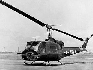 Archivo:Bell UH-1B Iroquois on airfield