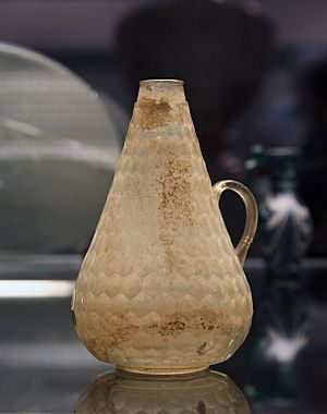 Archivo:British Museum Roman Empire 1802201 Blown glass jug with facet-cut decoration Ancient Roman colourless glass 5933