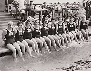 Archivo:British Women’s Olympic swimming team, London, 1948