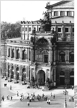 Archivo:Bundesarchiv Bild 183-1987-1031-007, Dresden, Semperoper