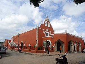 Archivo:Capilla de la Virgen de la Candelaria, Valladolid Yucatán. - panoramio