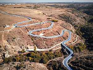 Archivo:Carretera de Hoyo de Manzanares (M-618) y Puente del Grajal