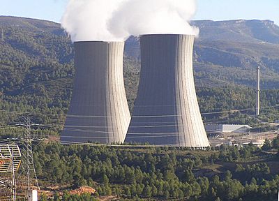 Archivo:Cofrentes nuclear power plant cooling towers