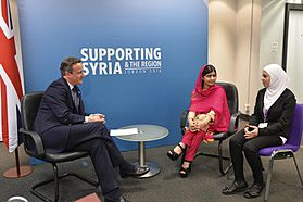 Archivo:David Cameron meets with Malala Yousafzai at the Syria Conference. (24517518040)