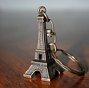 Archivo:Eiffel Tower Keychain