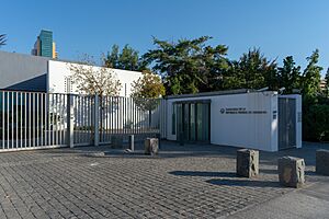 Archivo:Embajada de Alemania, Vitacura, Santiago 20230326 04