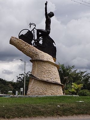 Archivo:Estatua Lucho Herrera