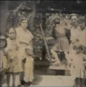Archivo:Familia de José Marquez junto a imagen de san Cristobal