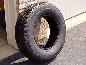 Archivo:Goodyear Wrangler SR-A P23570R16 2
